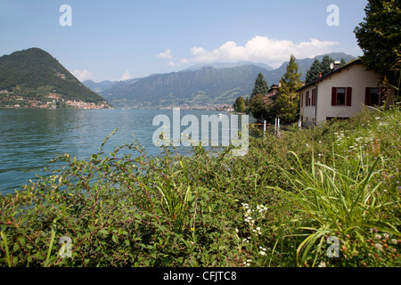 Lakeside vicino a Sulzano, Lago d'Iseo, Lombardia, laghi italiani, l'Italia, Europa Foto Stock