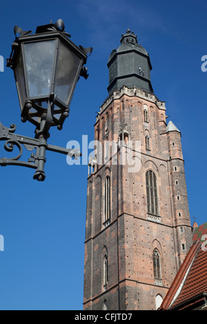 Santa Elisabetta Chiesa e lampada, Città Vecchia, Wroclaw, Slesia, Polonia, Europa Foto Stock