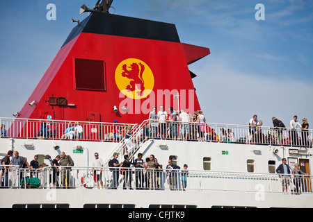 I passeggeri a bordo del Cal-Mac Arran traghetto Caledonian Isles (Gaelico 'Eileanan Chaledonia') in corrispondenza di Ardrossan. Logo Cal-Mac su imbuto Foto Stock
