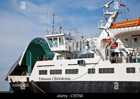 I passeggeri a bordo del Cal-Mac Arran traghetto Caledonian Isles (Gaelico 'Eileanan Chaledonia') in corrispondenza di Ardrossan. La rampa di prua è sollevato Foto Stock