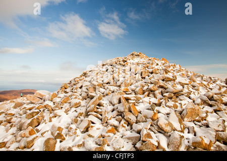 Il vertice cairn su Beinn na Caillich vertice, dietro Broadford sull'Isola di Skye in Scozia, Regno Unito. Foto Stock