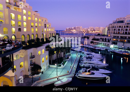 Marina di Portomaso al crepuscolo con Hilton Hotel di Paceville, St Julians, Malta, Mediterraneo, Europa Foto Stock