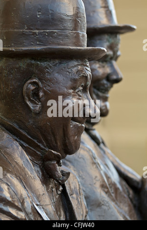 Statua di Stan Laurel e Oliver Hardy, di Graham Ibbeson e sul display in alloro casa di città di Ulverston, Cumbria, Inghilterra Foto Stock