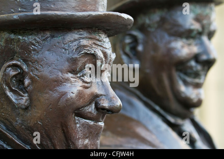 Statua di Stan Laurel e Oliver Hardy, di Graham Ibbeson, sul display in alloro la città natale di Ulverston, Cumbria, Inghilterra Foto Stock