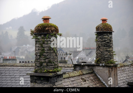 Coperte di muschio tetto in ardesia camini a Ambleside nel Lake District Cumbria Regno Unito Foto Stock