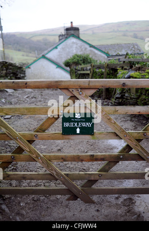Il National Trust gate Bridleway passando attraverso farm locale vicino a Ambleside nel Lake District Cumbria Regno Unito Foto Stock