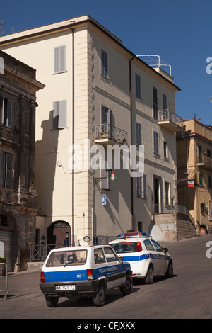 Polizia Municipale automobili parcheggiate fuori della stazione di polizia di Ariccia, Lazio Foto Stock