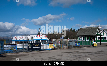 Imbarcazione da diporto sul lago di Windermere a Bowness Foto Stock