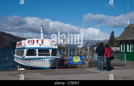 Imbarcazione da diporto sul lago di Windermere a Bowness Foto Stock