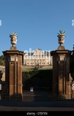 Villa Aldobrandini e cancelli di ingresso vista dal centro di Frascati, Lazio Foto Stock