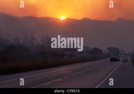 Autostrada BR-101 - via Rio-Santos, tramonto in montagna. Il Brasile. Foto Stock