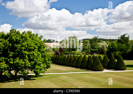 Visualizzare attraverso il prato del paese di lingua inglese giardino di Littlecote Manor in Berkshire, Inghilterra, Regno Unito Foto Stock