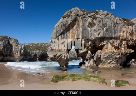 Spiaggia di grotte del mare, Nueva, Llanes, Asturias, Spagna Foto Stock