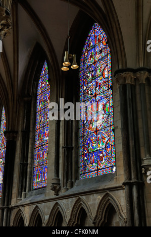 Le finestre di vetro macchiate all'interno della Cattedrale di Lincoln Inghilterra Regno Unito Foto Stock