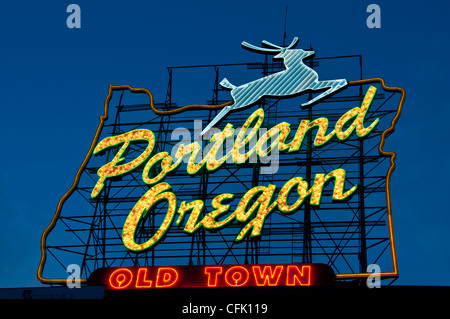 Portland, Oregon firmare al crepuscolo; centro storico di Portland. Foto Stock