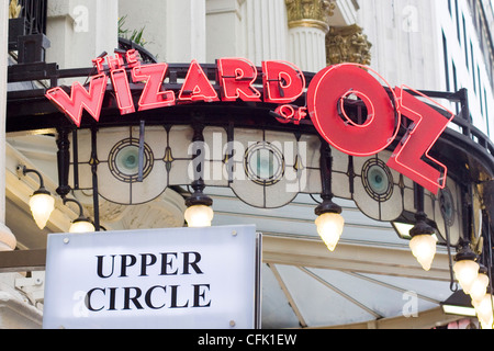 Insegna al neon pubblicità la produzione teatrale del famoso film The Wizard Of Oz , London Palladium Foto Stock