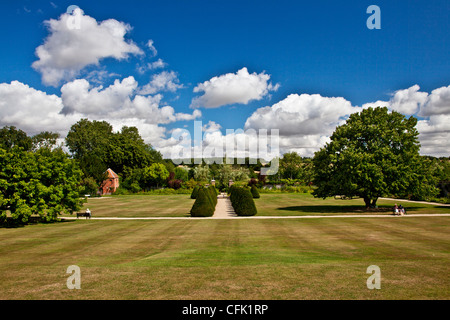 Visualizzare attraverso il prato del paese di lingua inglese giardino di Littlecote Manor in Berkshire, Inghilterra, Regno Unito Foto Stock