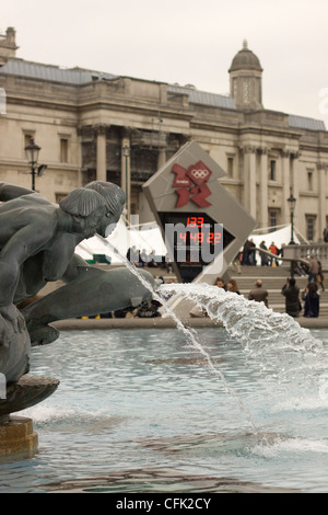 Trafalgar Square Londra England Regno Unito la fontana dei Delfini con la Omega Olympic orologio per il conto alla rovescia in background Foto Stock