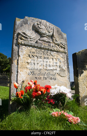 Pietra tombale con iscrizione a Anne Bronte in Scarborough sagrato, Scarborough, North Yorkshire Foto Stock