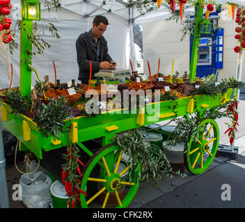 Parigi, Francia, addetto al cibo in stallo, Francese Alimenti e bevande venditore ambulante, con prodotti locali sul display del carrello, Foto Stock