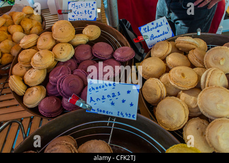 Parigi, Francia, Shopping, nella panetteria francese, cibo mercato pubica, con prodotti locali sul display, amaretti, pasticcini, venditore ambulante Foto Stock