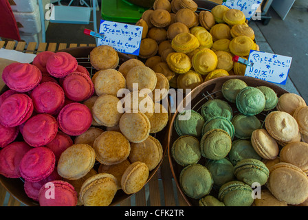 Parigi, Francia, Shopping, nella panetteria francese, pasticceria mercato alimentare pubico con prodotti locali in mostra, macaroon, dolci Foto Stock