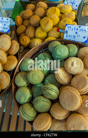 Parigi, Francia, Shopping, nella panetteria francese, cibo mercato pubica, con prodotti locali sul display, amaretti, la Pasticceria Foto Stock