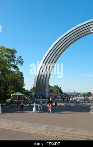 Rainbow Arch, amicizia delle Nazioni monumento, Kiev, Ucraina, l'Europa. Foto Stock