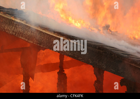 Un tetto di una casa sul fuoco Foto Stock