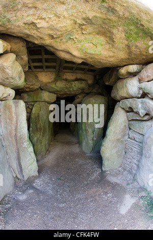 Camere funerarie all'interno del neolitico chambered long barrow di West Kennet Long Barrow nel Wiltshire Foto Stock