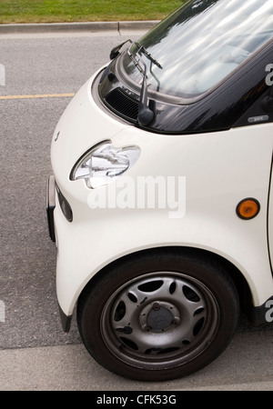 Economico e l'ambiente amichevole Smart auto parcheggiate su strada Foto Stock