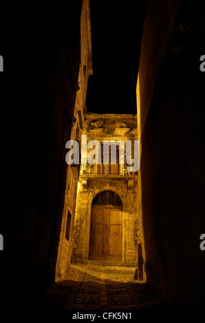 Appartamento Edificio di notte, Erice, Italia. Foto Stock