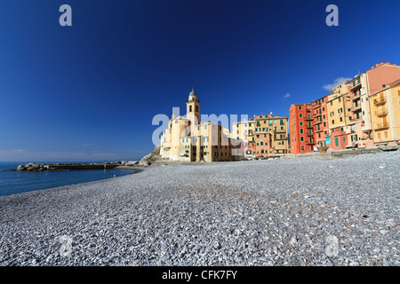 Spiaggia e chiesa di Camogli, famosa cittadina nel mare Mediterraneo, Italia Foto Stock