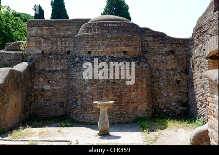 Ostia Antica. Lazio. L'Italia. Vista del cortile con fontana del Thermopolium che era un antico snack bar la vendita Foto Stock