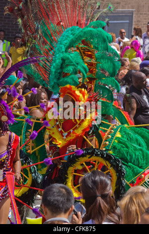 Per partecipanti e spettatori in occasione dell'annuale St Pauls "Afrikan-Caribbean" sfilata di carnevale a Bristol, Regno Unito Foto Stock