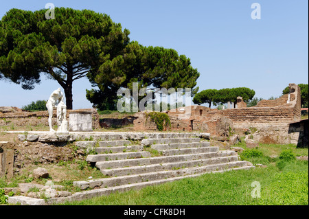 Ostia Antica. Lazio. L'Italia. Vista del tempio di Ercole Vincitore o Tempio di Ercole risalenti alla fine del II secolo Foto Stock