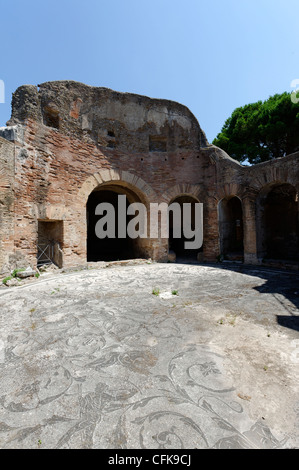 Ostia Antica. Lazio. L'Italia. Vista la circolare grande sala centrale delle Terme di sette saggi o Terme dei Sette Sapienti così Foto Stock