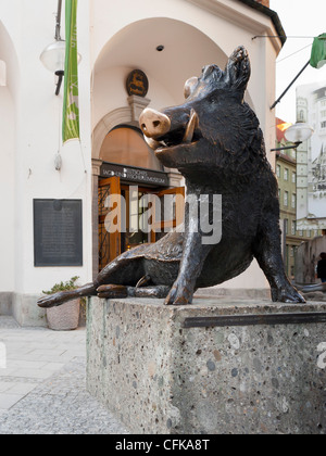Statua di cinghiale di fronte al museo della caccia e della pesca ("Jagd und Fischereimuseum') di Monaco di Baviera, Germania, Europa Foto Stock