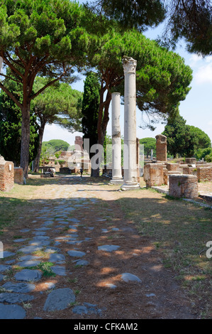 Ostia Antica. Lazio. L'Italia. Vista lungo la parte inferiore il Decumanus Maximus in direzione nord lontano dal mare porta verso il centro del Foto Stock