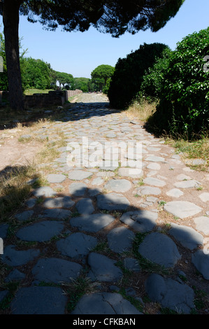 Ostia Antica. Lazio. L'Italia. Vista lungo il decumano superiore massimo o il Decumanus Maximus pavimentato con antiche pietre di basalto. È Foto Stock