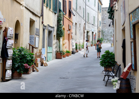 Montalcino. Toscana. L'Italia. Vista di due persone a piedi lungo pedonale pavimentato solo Street nel cuore di la foto perfetta Foto Stock