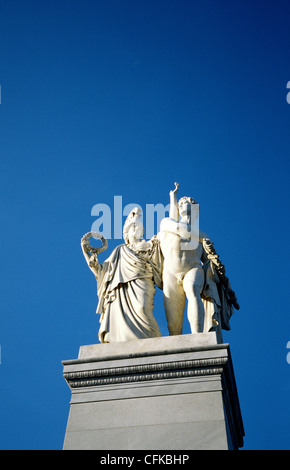 Pallas Athene"führt den jungen Krieger in den Kampf (Albert Wolff, 1853). Una delle statue di marmo a Schlossbrücke a Berlino. Foto Stock