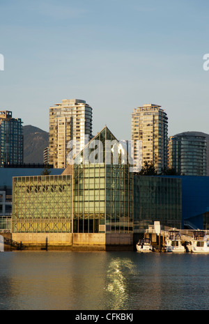 Edgewater Casino attraverso da False Creek, Vancouver, British Columbia, Canada Foto Stock