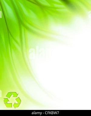 Bella fresca erba verde sullo sfondo di frontiera isolati su bianco con il simbolo di riciclaggio, per contribuire a salvare il concetto di massa Foto Stock