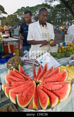 I fornitori di prodotti alimentari che vendono i loro cucina unica a giardini di Forodhani in Stone Town Zanzibar Tanzania Foto Stock