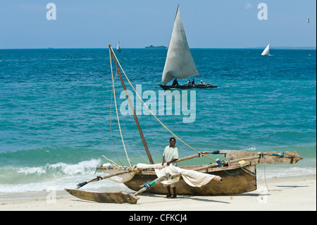 I pescatori con le loro "Ngalawa' un tradizionale doppio canoa outrigger, Zanzibar Tanzania Foto Stock