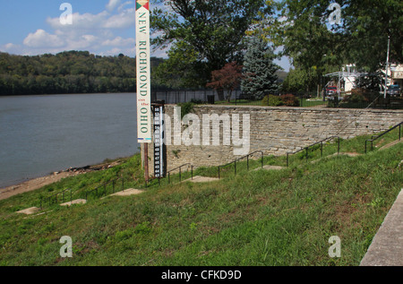 Il livello di acqua sul manometro durante l'alluvione non normale fiume Ohio nuovo Richmond Ohio. Vedere foto CFKD96 per manometro durante l'alluvione Foto Stock