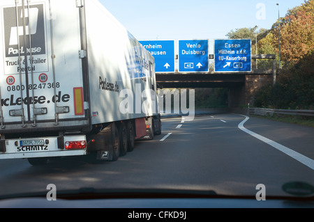 Un veicolo pesante (HGV) su una autostrada tedesca (autostrada) Duisburg, Germania. Foto Stock