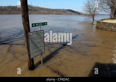 Livello dell'acqua durante l'alluvione del fiume Ohio Mosca Ohio sequenza prima foto CFKDAN Foto Stock