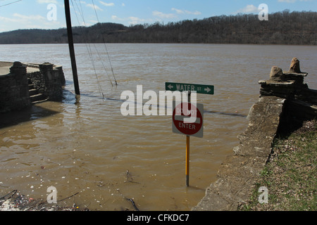 Livello di acqua sulla strada strada acqua durante l'alluvione del fiume Ohio Mosca Ohio. Vedere foto CFKDCD per manometro durante l'alluvione Foto Stock